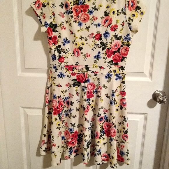 Gilli flowered dress. - Picture 3 of 3